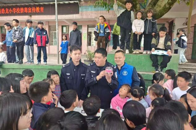 一眼识毒！岳池3名小学生放学路上揪出罂粟，禁毒课堂立大功 